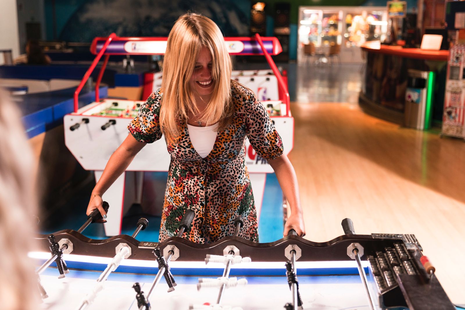 mujer jugando en un arcade